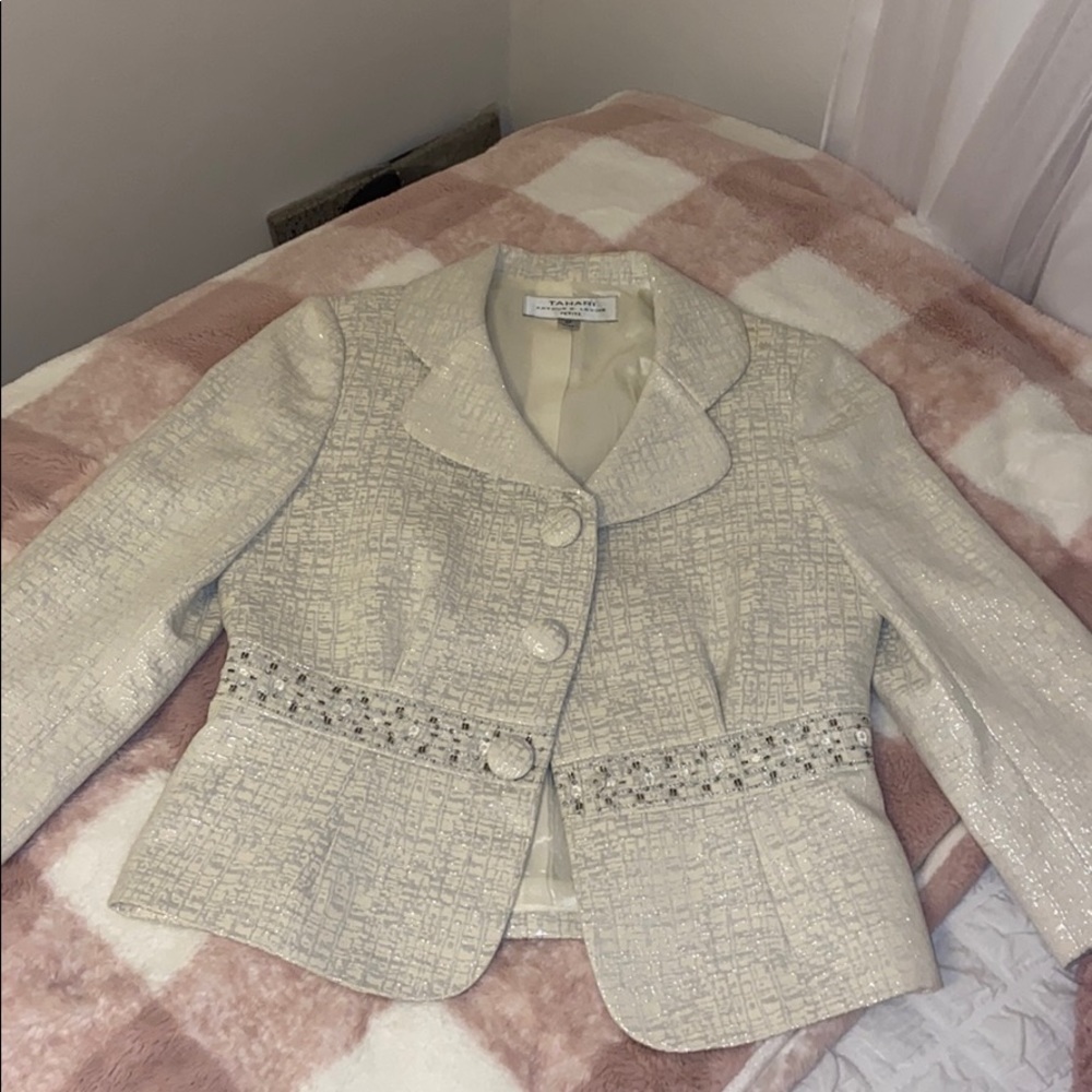 2 piece suit. Brand new condition. Tahari brand